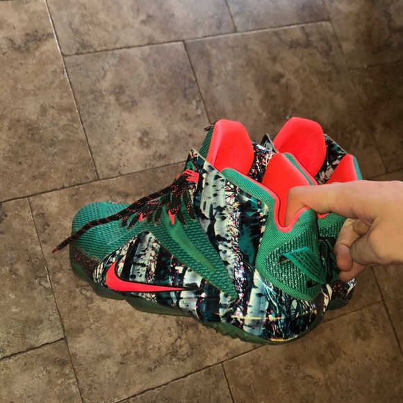 Lebron 12 Christmas - Picture 1 of 8